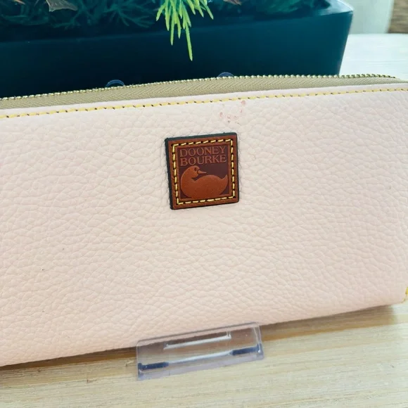 Dooney & Bourke Women’s Light Pink Leather Long Zipper Wallet Tan Interior - Picture 2 of 5